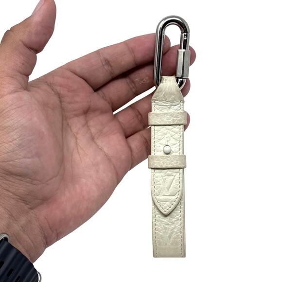 Louis Vuitton Monogram Keychain - Picture 7 of 9